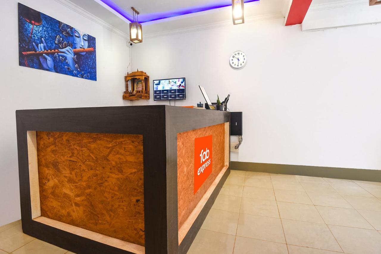 Fabexpress The Voyage Hotel Morjim Exterior photo