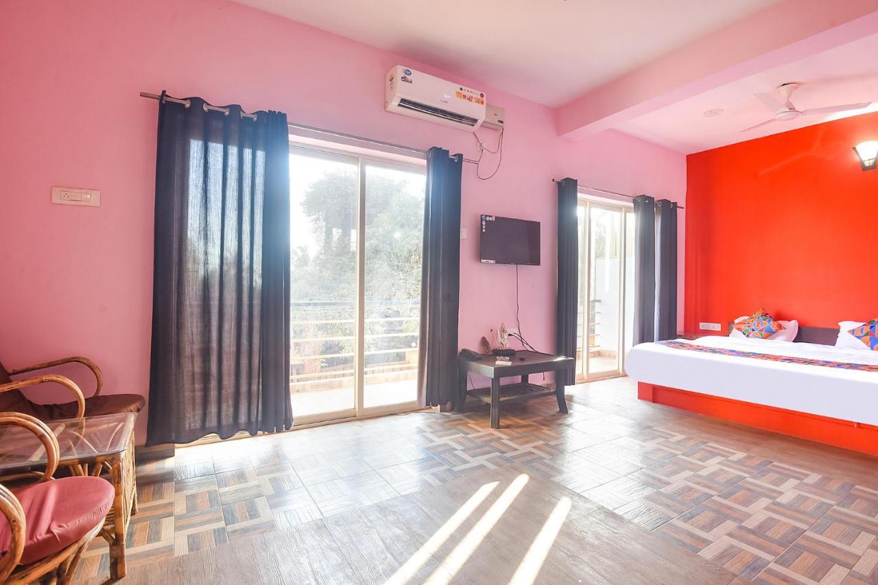 Fabexpress The Voyage Hotel Morjim Exterior photo