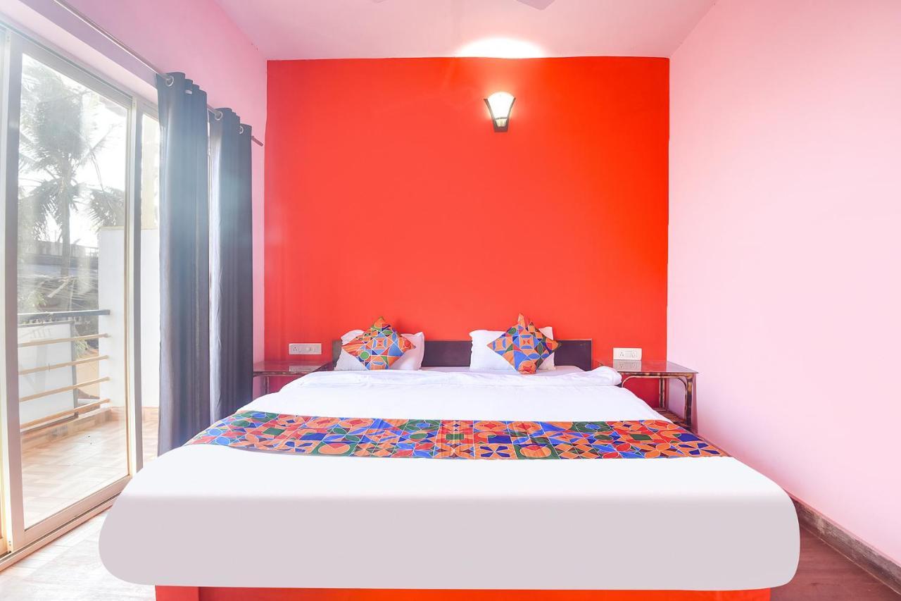 Fabexpress The Voyage Hotel Morjim Exterior photo