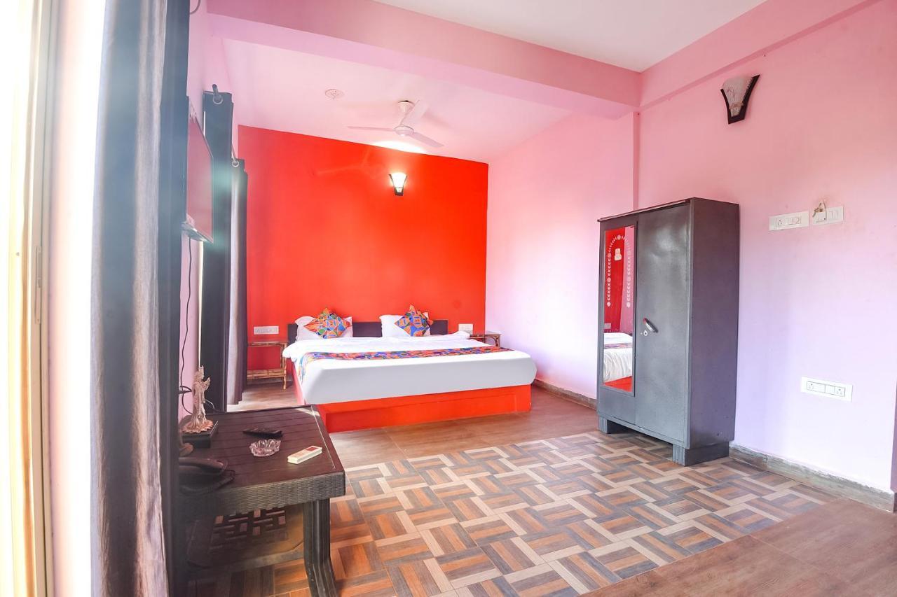 Fabexpress The Voyage Hotel Morjim Exterior photo