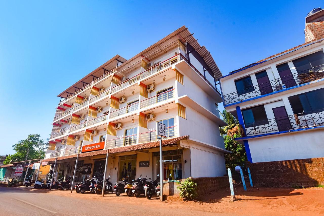 Fabexpress The Voyage Hotel Morjim Exterior photo