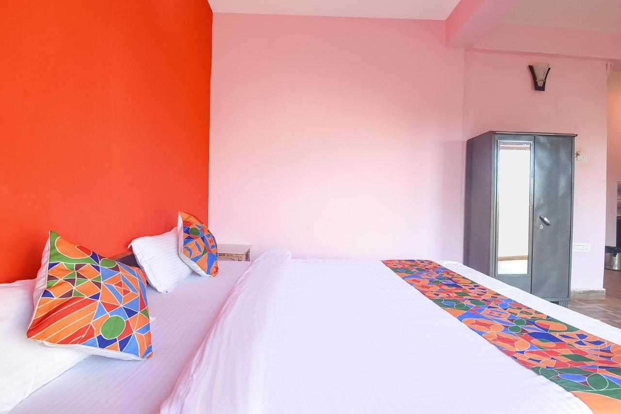 Fabexpress The Voyage Hotel Morjim Exterior photo