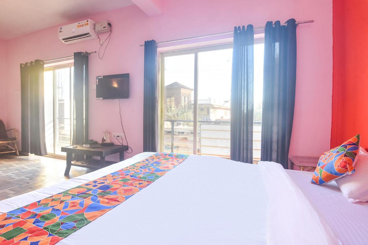 Fabexpress The Voyage Hotel Morjim Exterior photo
