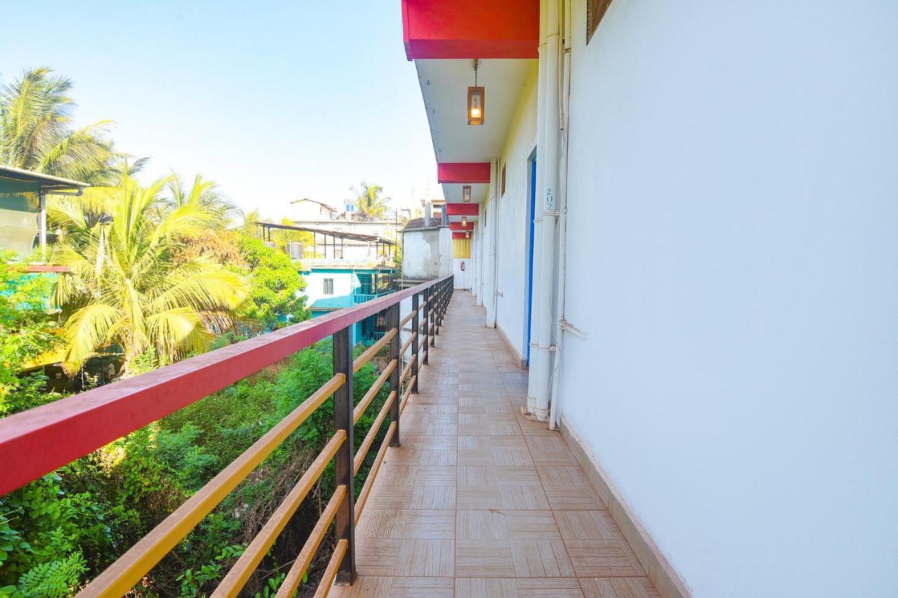 Fabexpress The Voyage Hotel Morjim Exterior photo