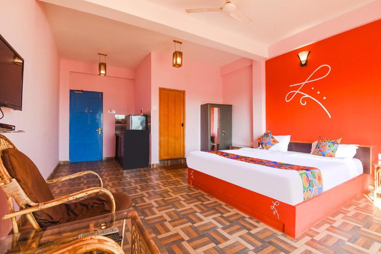 Fabexpress The Voyage Hotel Morjim Exterior photo