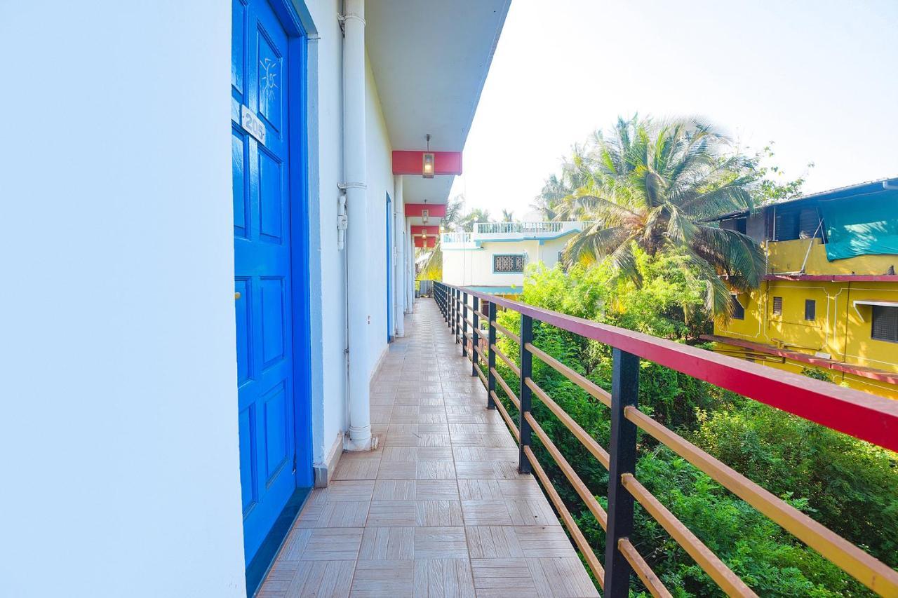 Fabexpress The Voyage Hotel Morjim Exterior photo