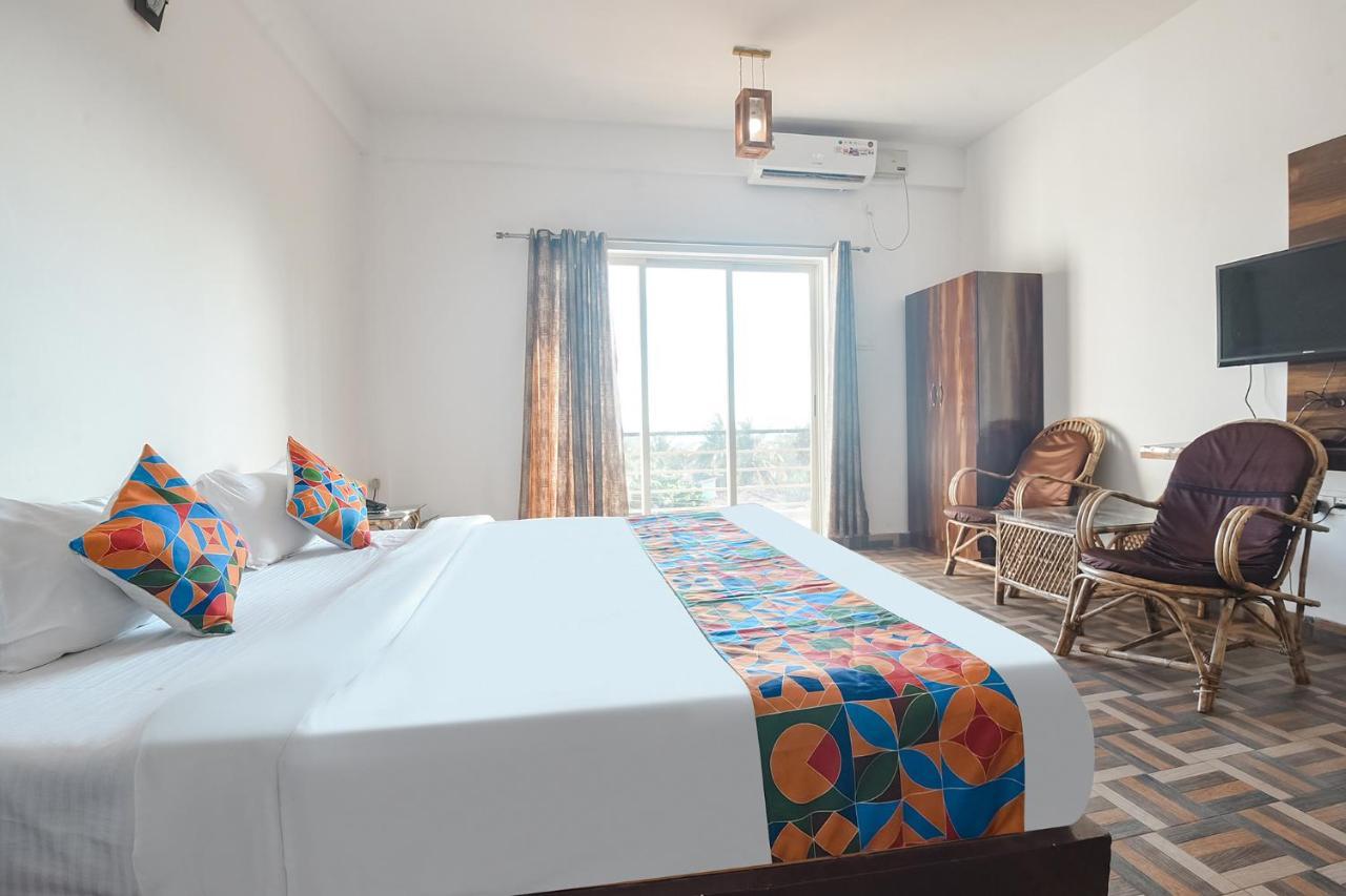Fabexpress The Voyage Hotel Morjim Exterior photo