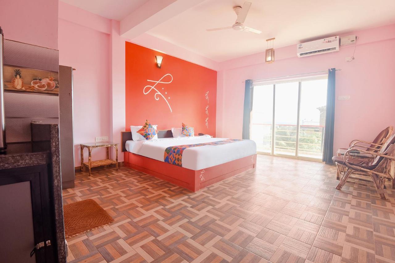 Fabexpress The Voyage Hotel Morjim Exterior photo