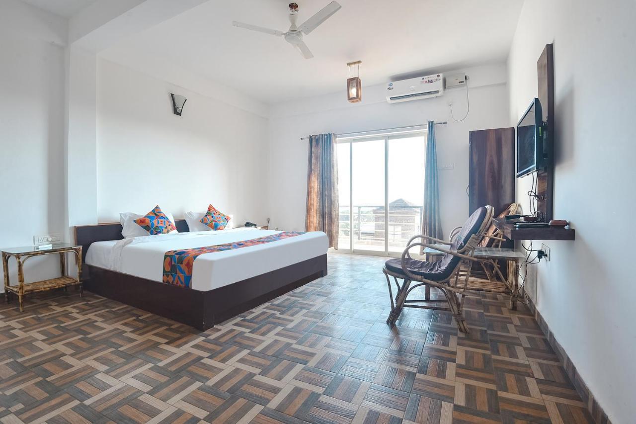 Fabexpress The Voyage Hotel Morjim Exterior photo