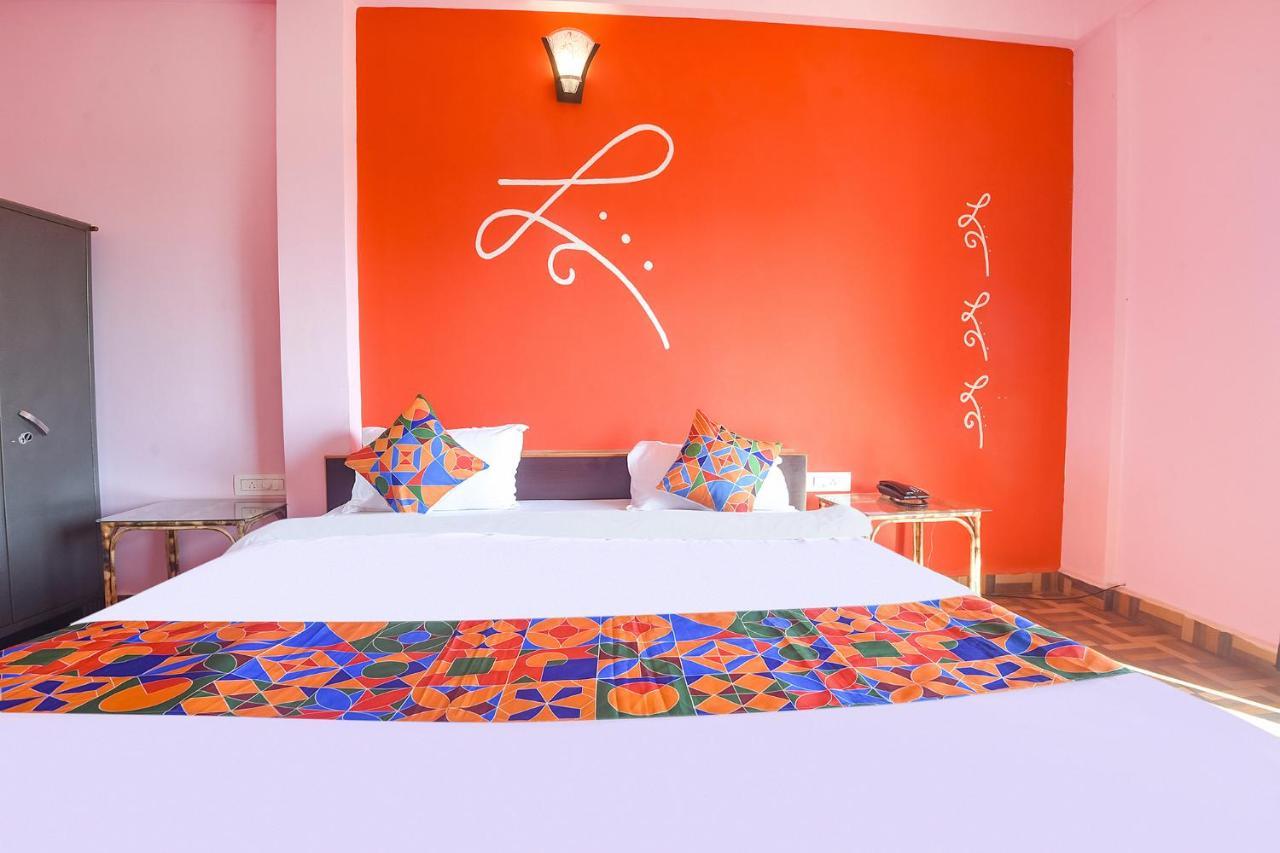Fabexpress The Voyage Hotel Morjim Exterior photo