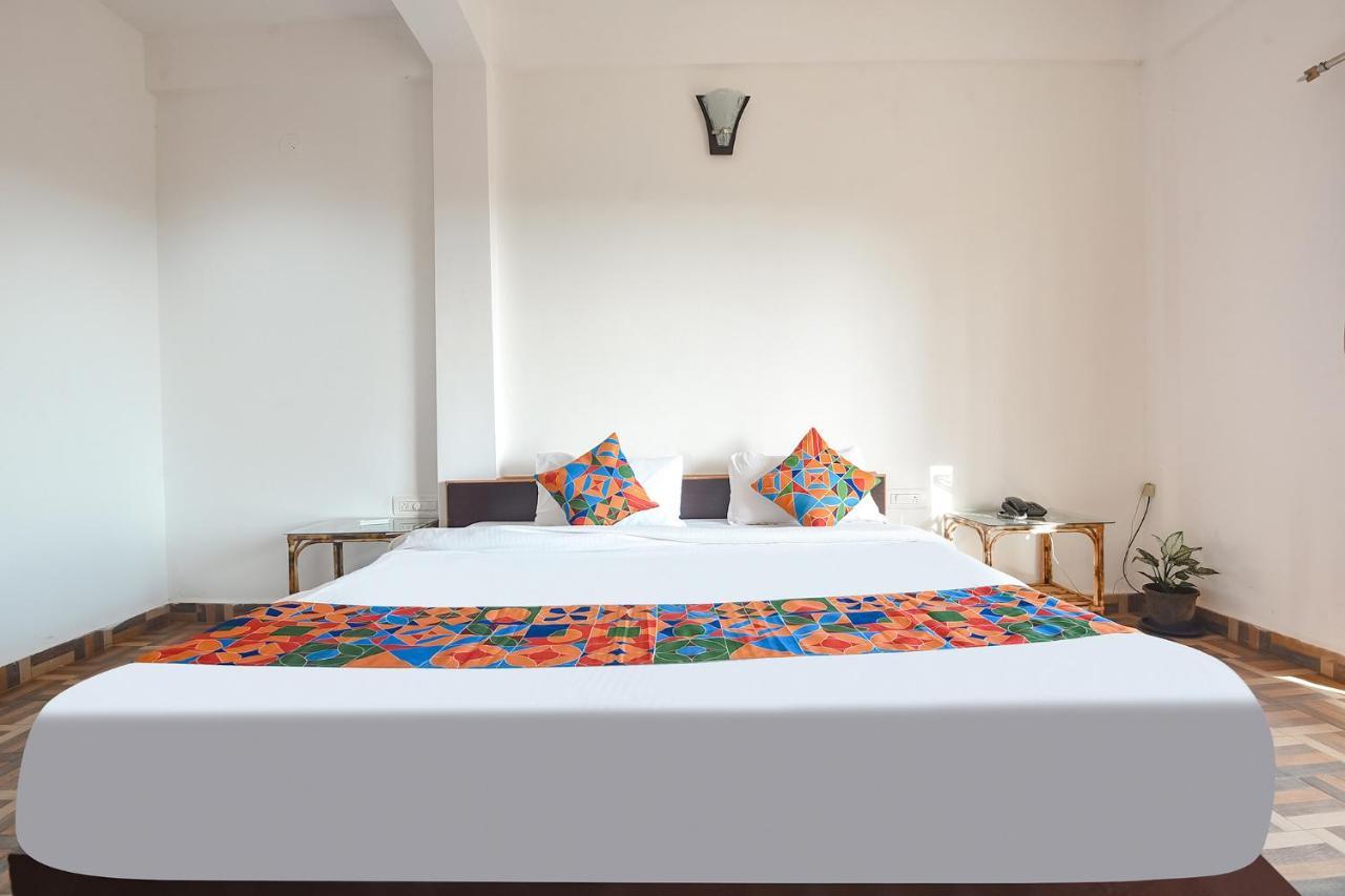 Fabexpress The Voyage Hotel Morjim Exterior photo