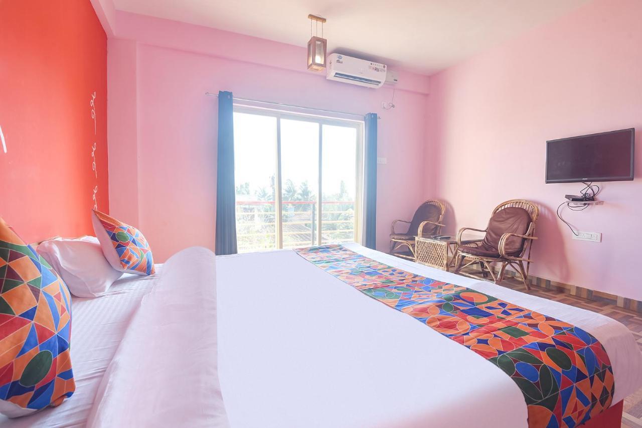 Fabexpress The Voyage Hotel Morjim Exterior photo